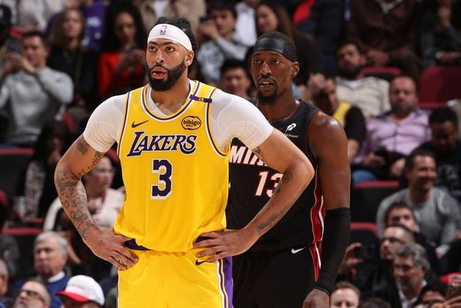 湖人技术犯规送分，恒大主帅怒摔战术板！！-